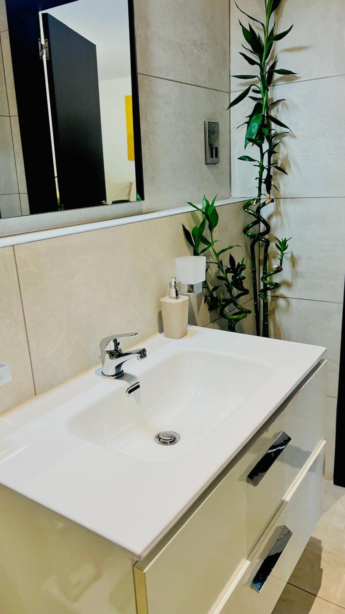 The Signature Apartments, Accra Ghana Bilik gambar